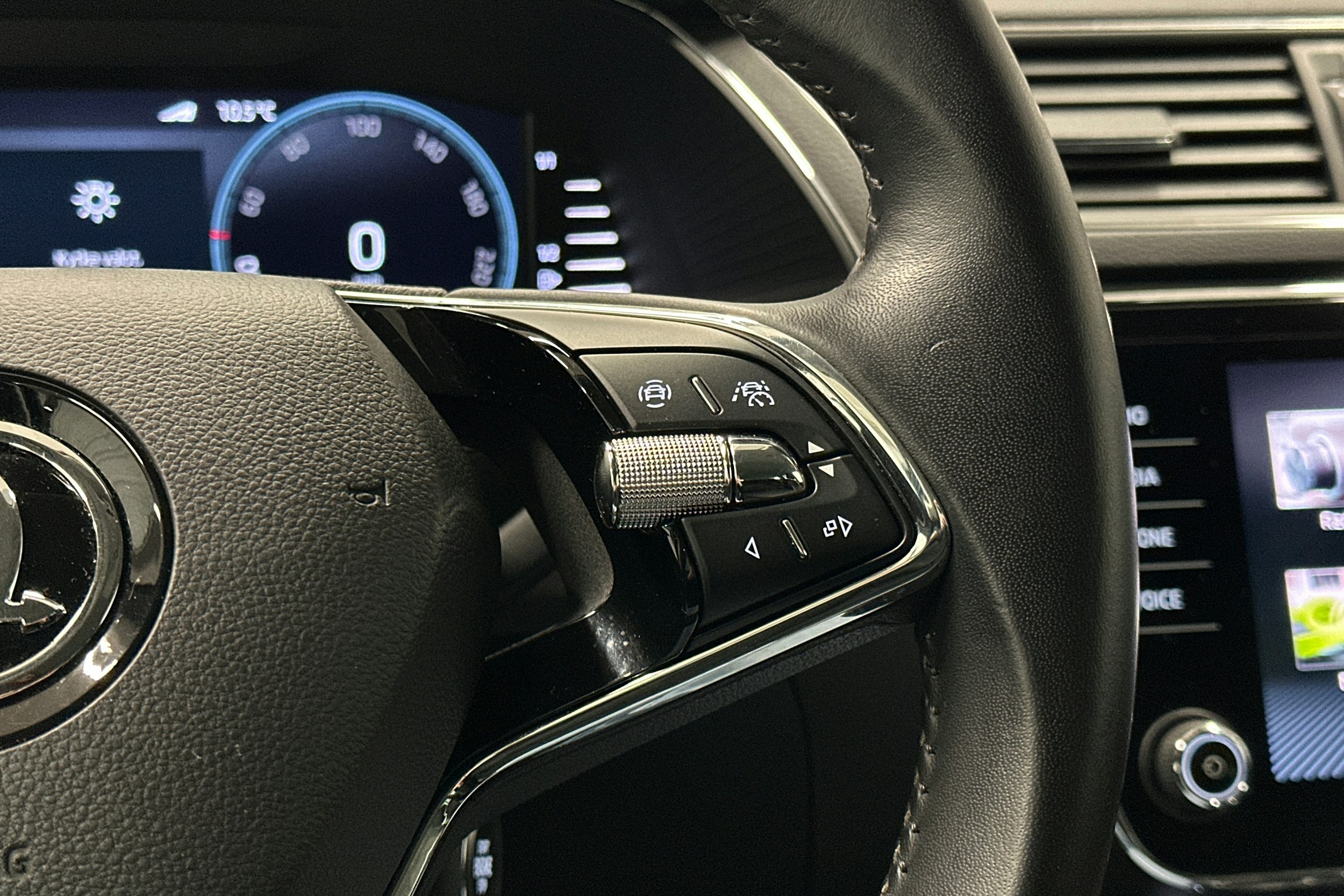 sininen Skoda Superb 2023 kuva 21.