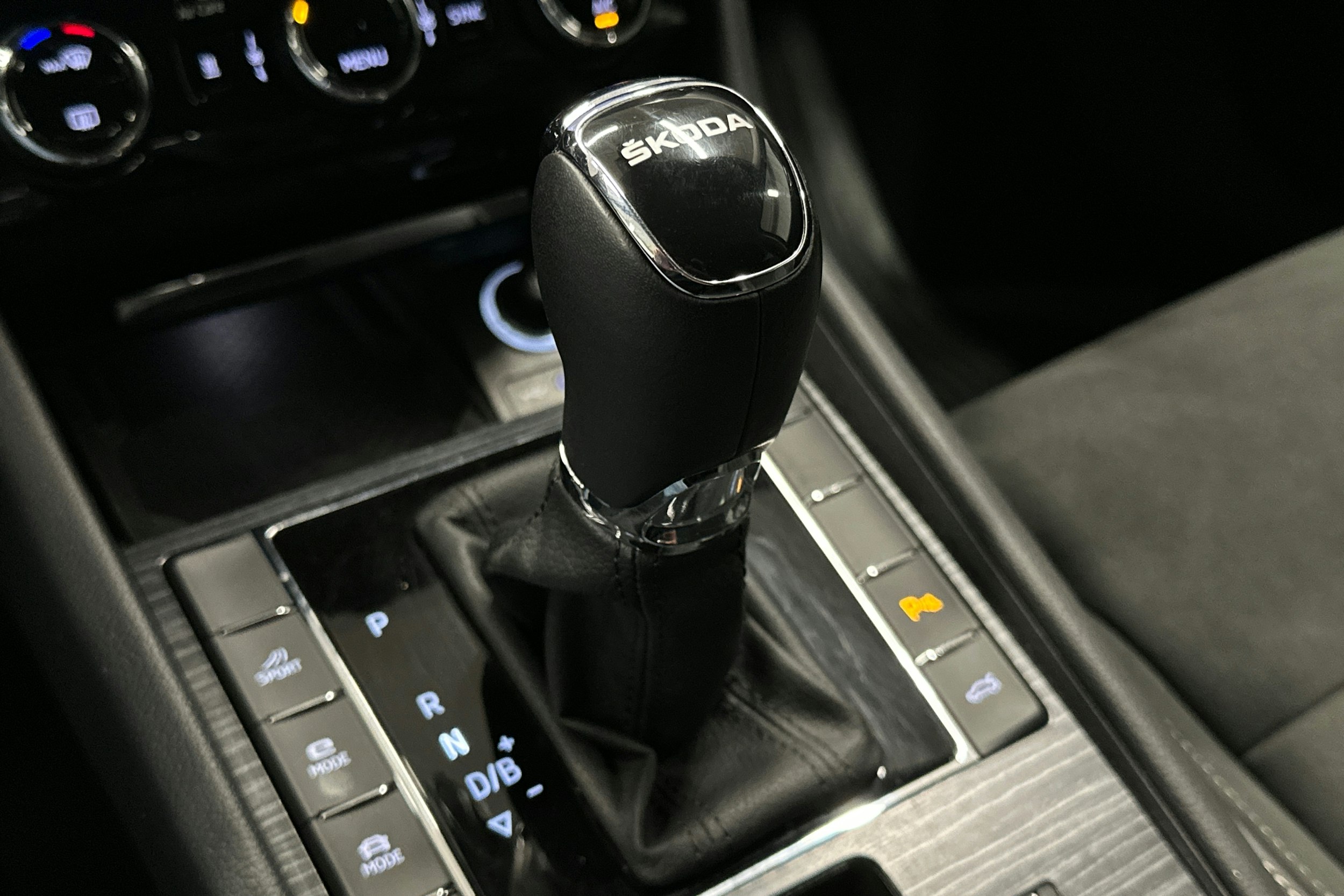 sininen Skoda Superb 2023 kuva 31.