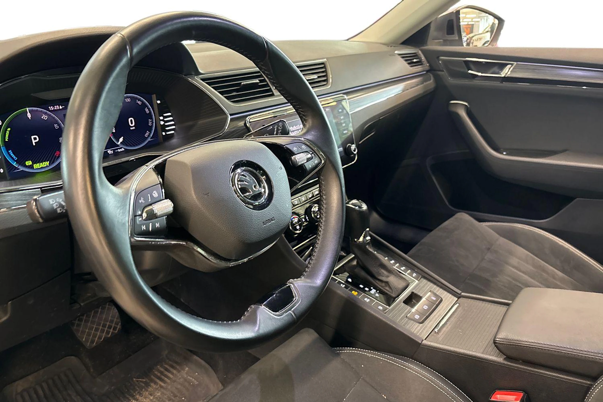 Harmaa Skoda Superb 2023 kuva 3.