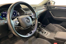 Harmaa Skoda Superb 2023 kuva 3.