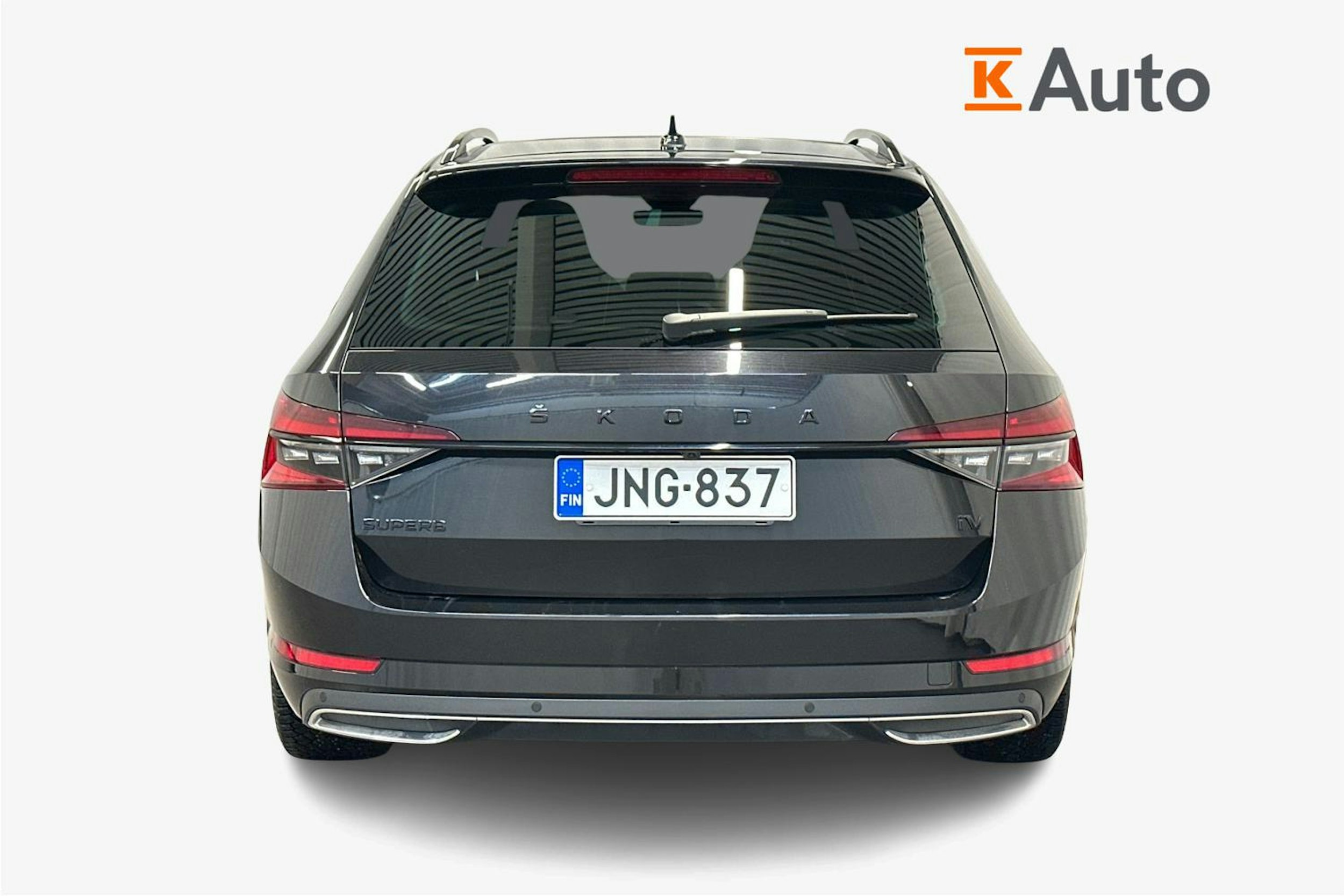 Musta Skoda Superb 2023 kuva 3.