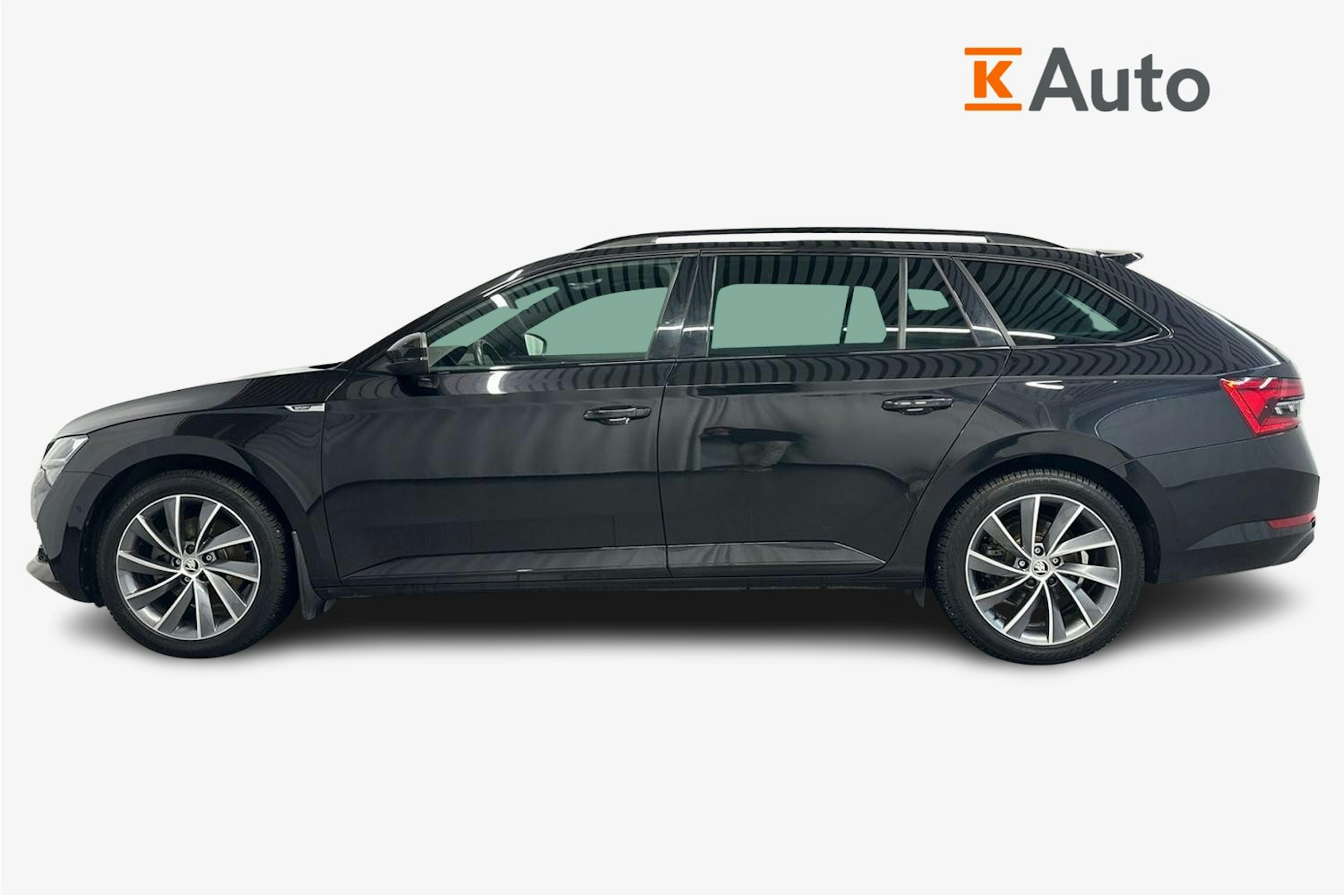 Musta Skoda Superb 2023 kuva 6.