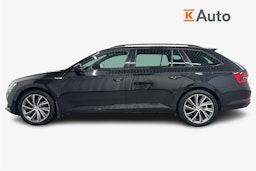 Musta Skoda Superb 2023 kuva 6.