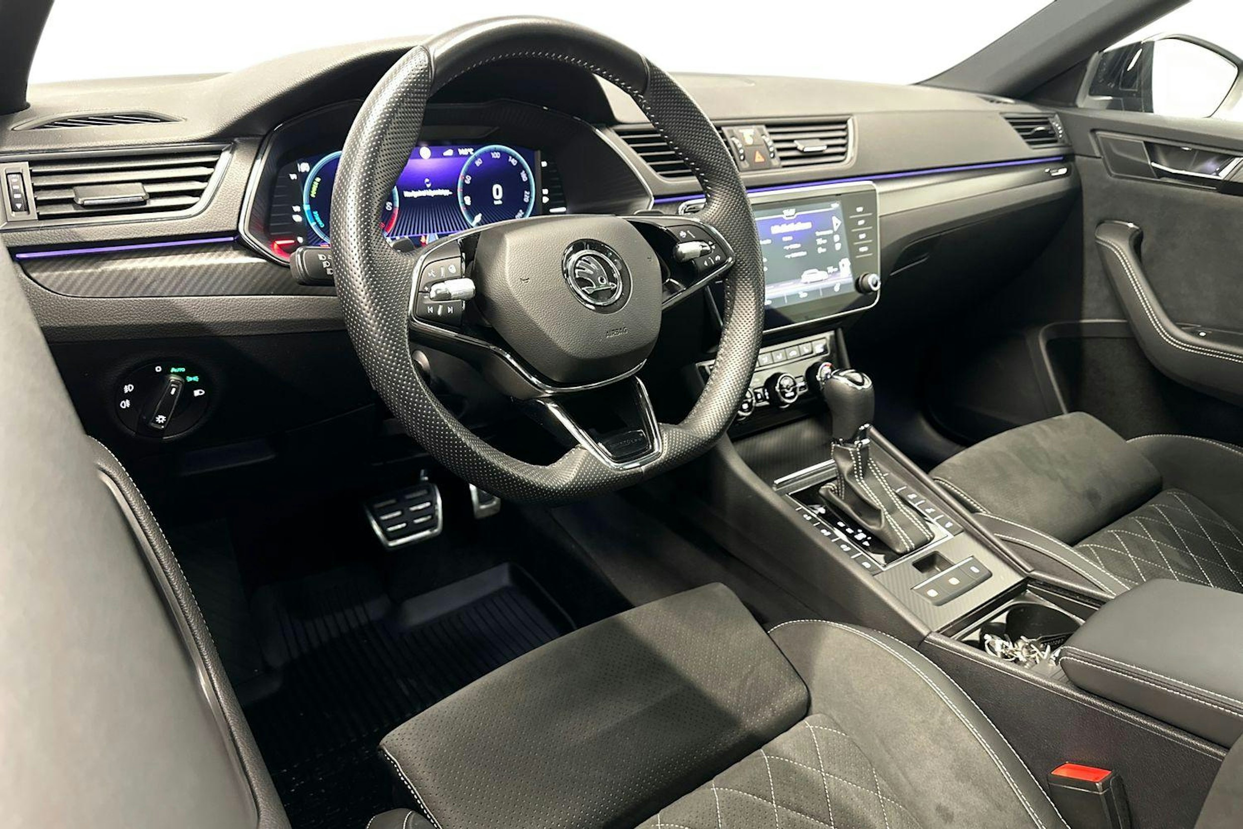 Musta Skoda Superb 2023 kuva 7.