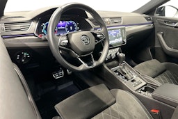 Musta Skoda Superb 2023 kuva 7.