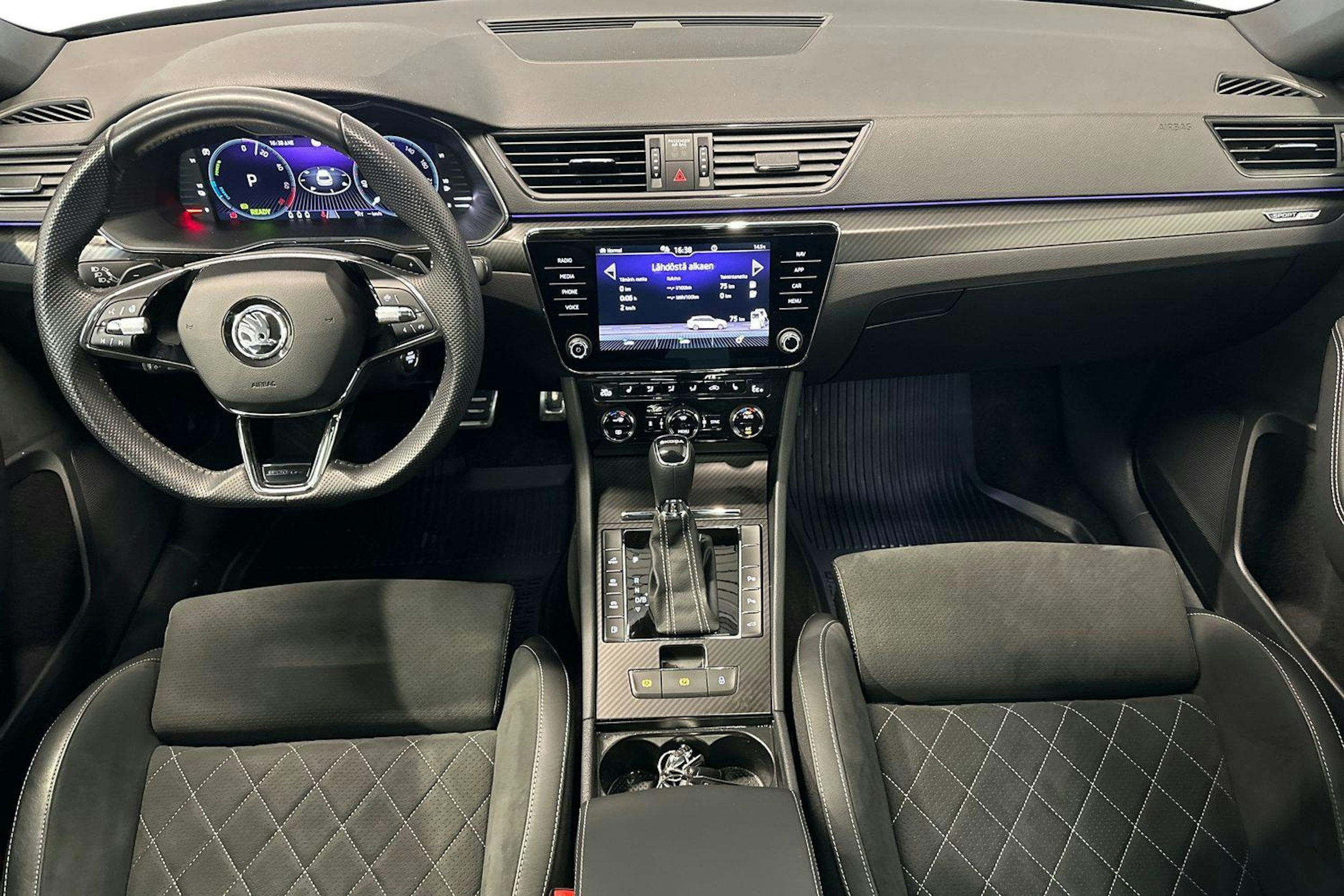 Musta Skoda Superb 2023 kuva 9.