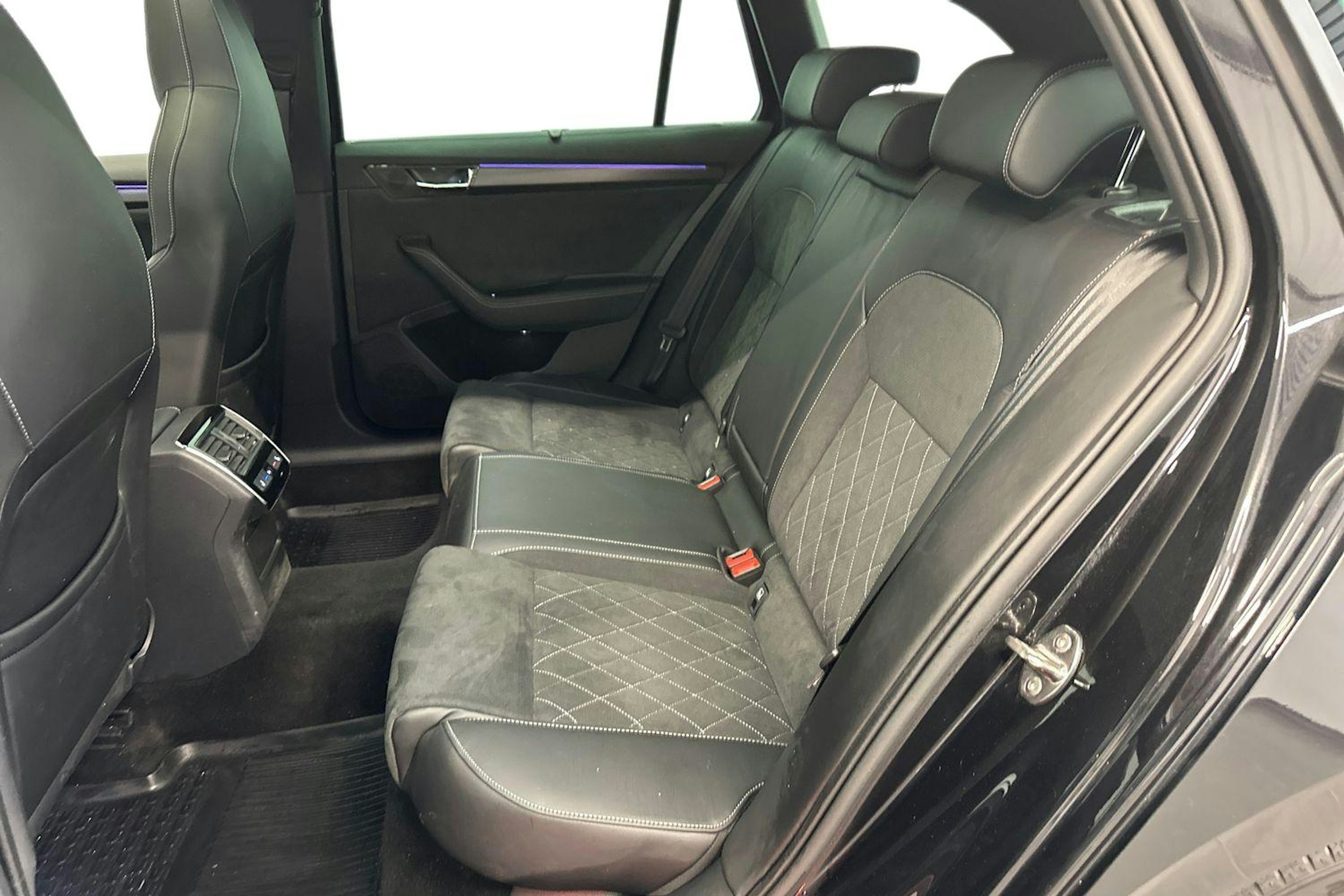 Musta Skoda Superb 2023 kuva 10.