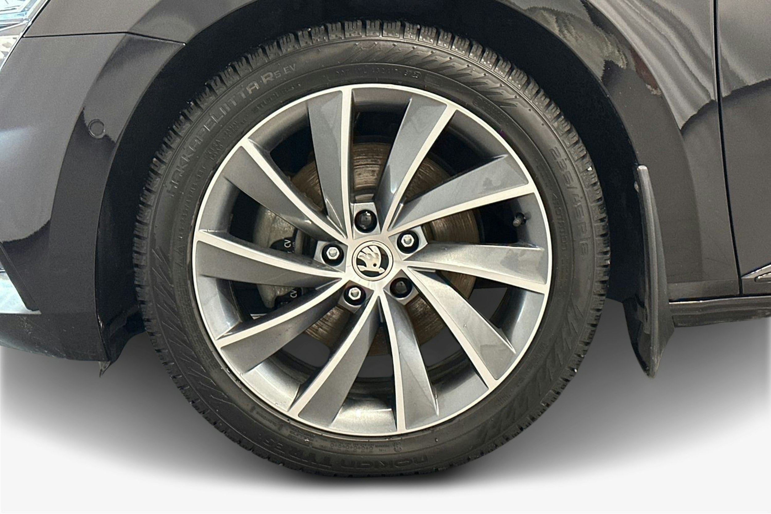 Musta Skoda Superb 2023 kuva 11.