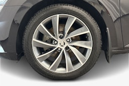 Musta Skoda Superb 2023 kuva 11.