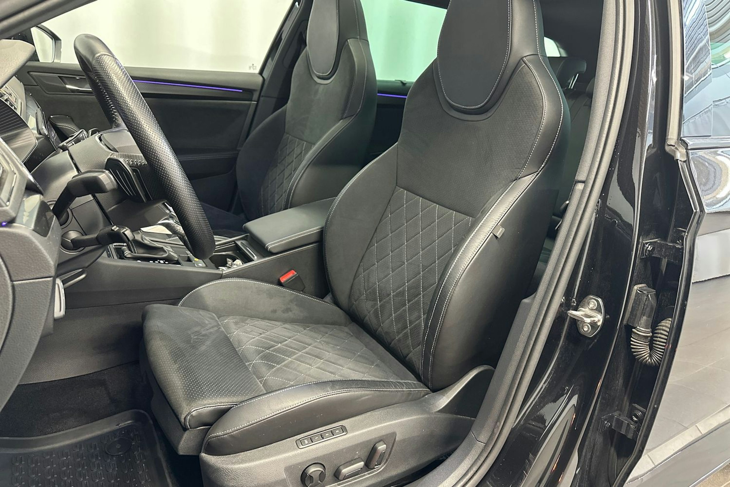 Musta Skoda Superb 2023 kuva 13.