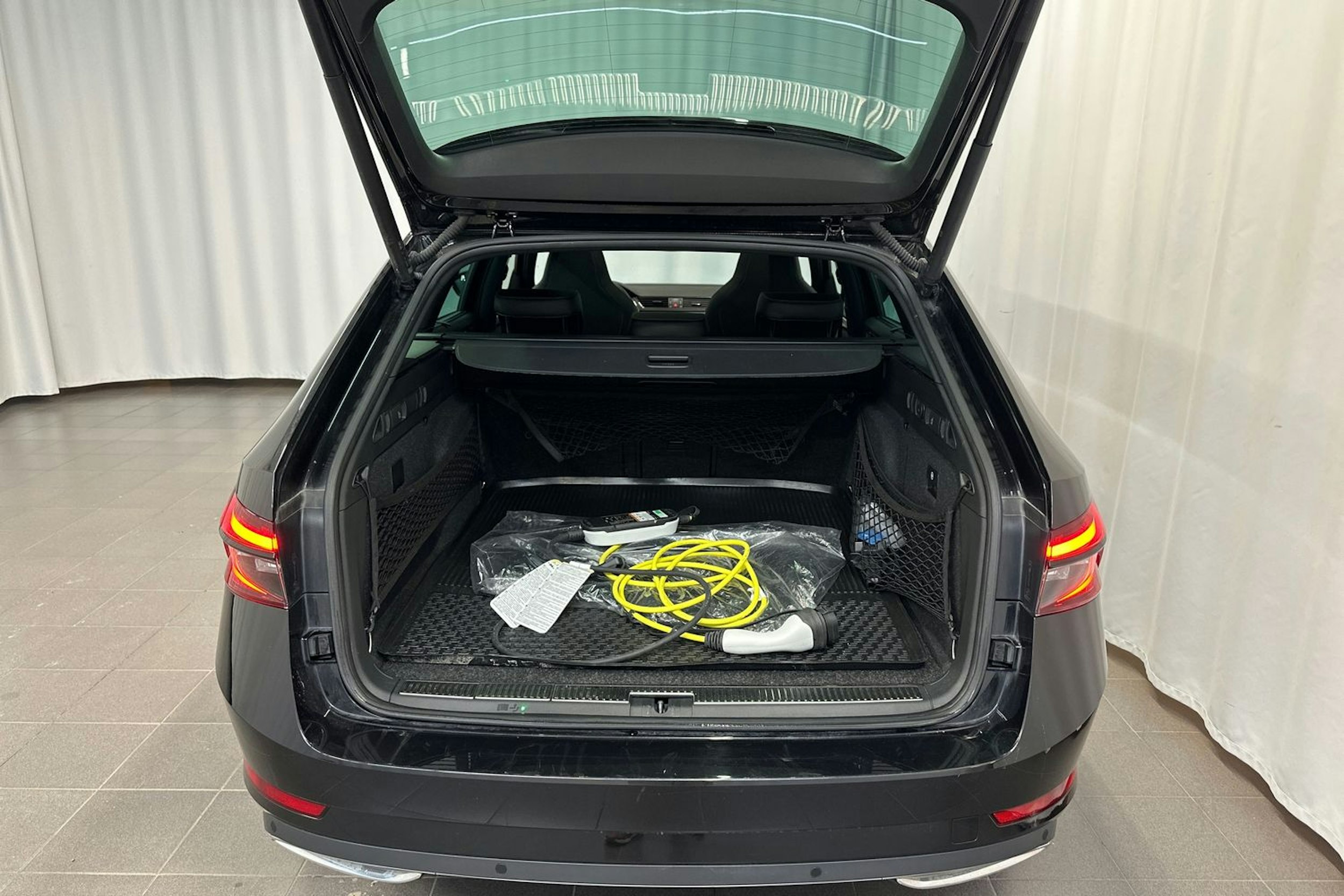 Musta Skoda Superb 2023 kuva 14.