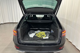Musta Skoda Superb 2023 kuva 14.