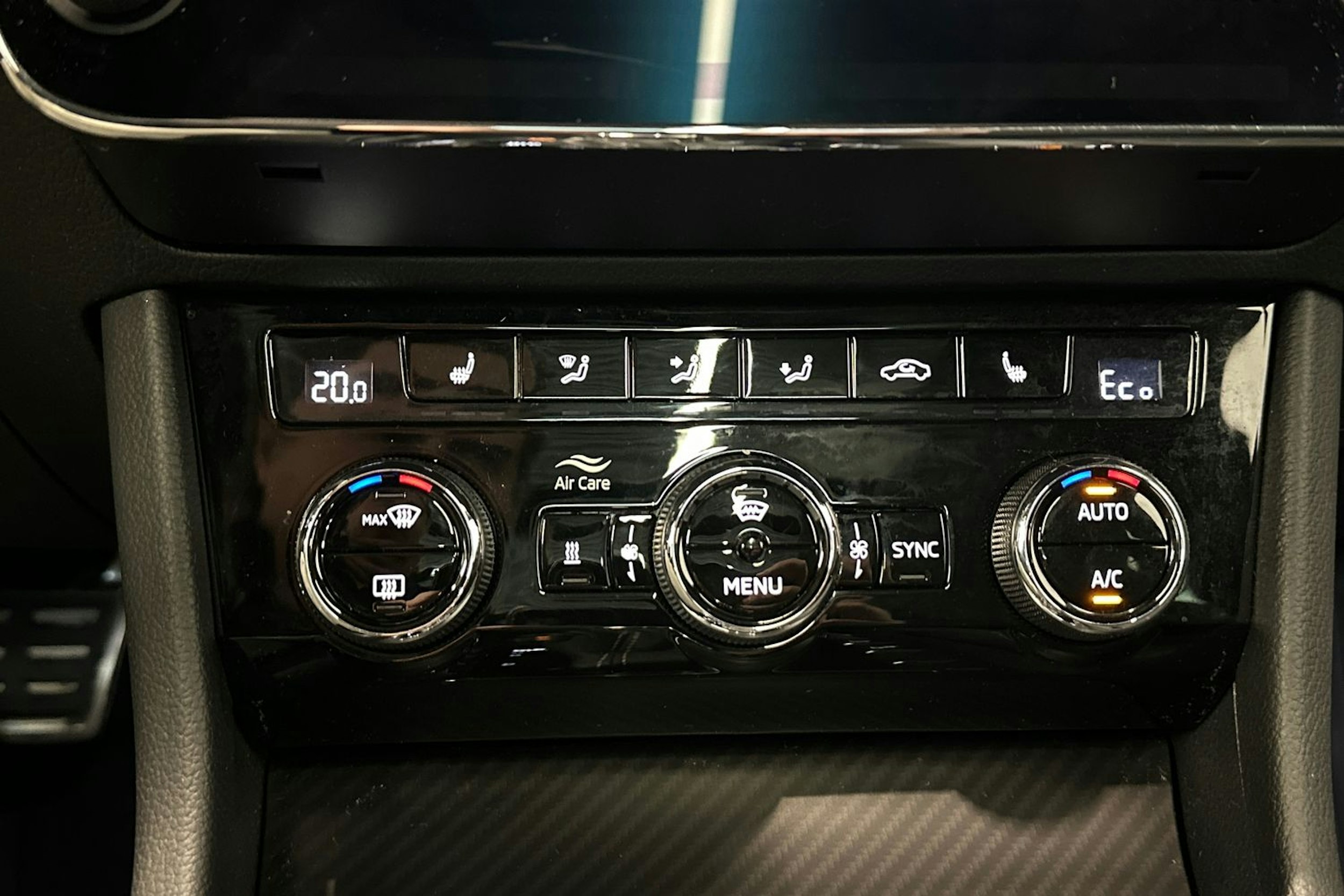 Musta Skoda Superb 2023 kuva 18.