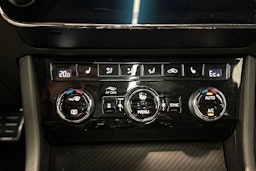 Musta Skoda Superb 2023 kuva 18.