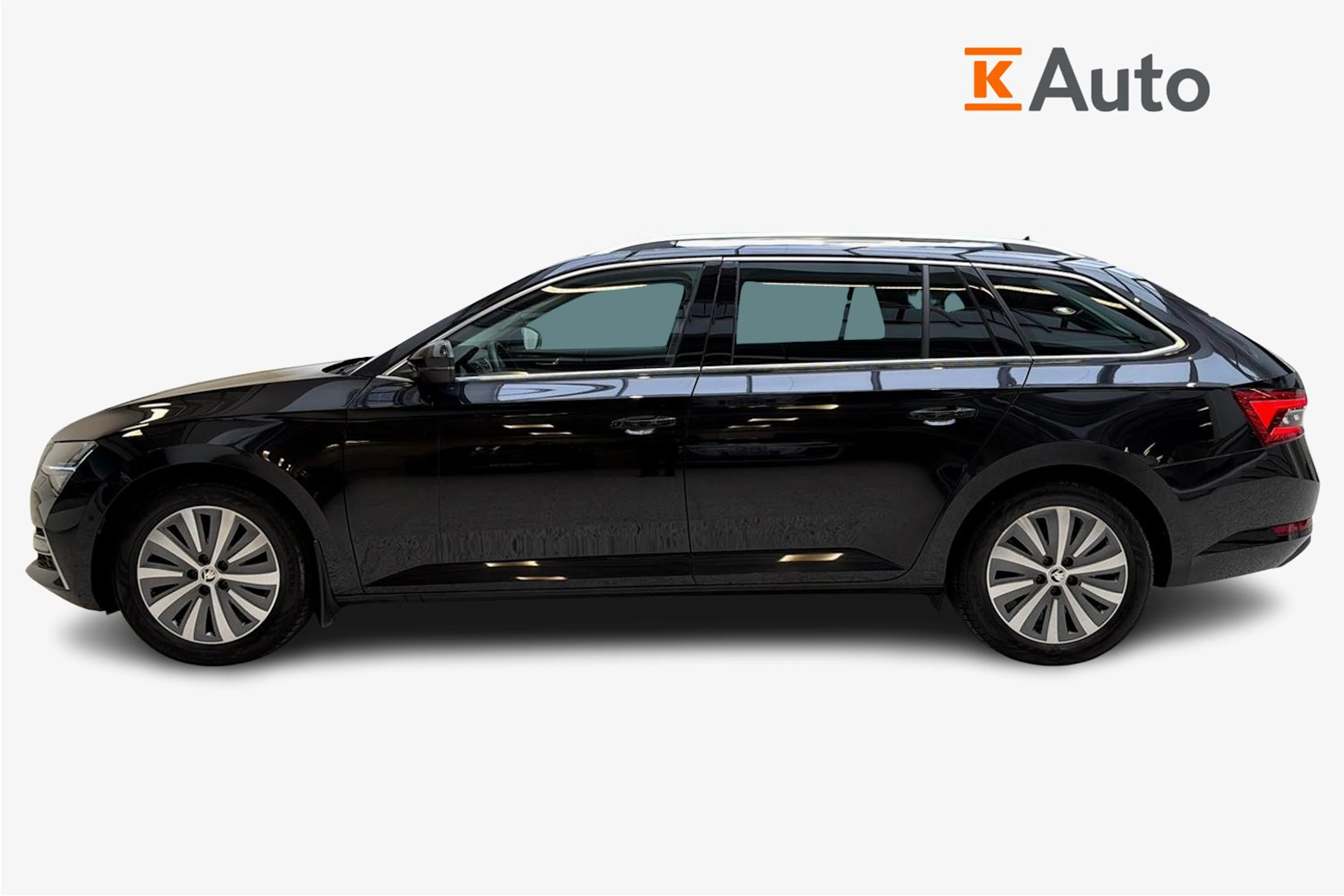 met. musta Skoda Superb 2023 kuva 5.