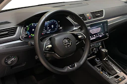 met. musta Skoda Superb 2023 kuva 6.