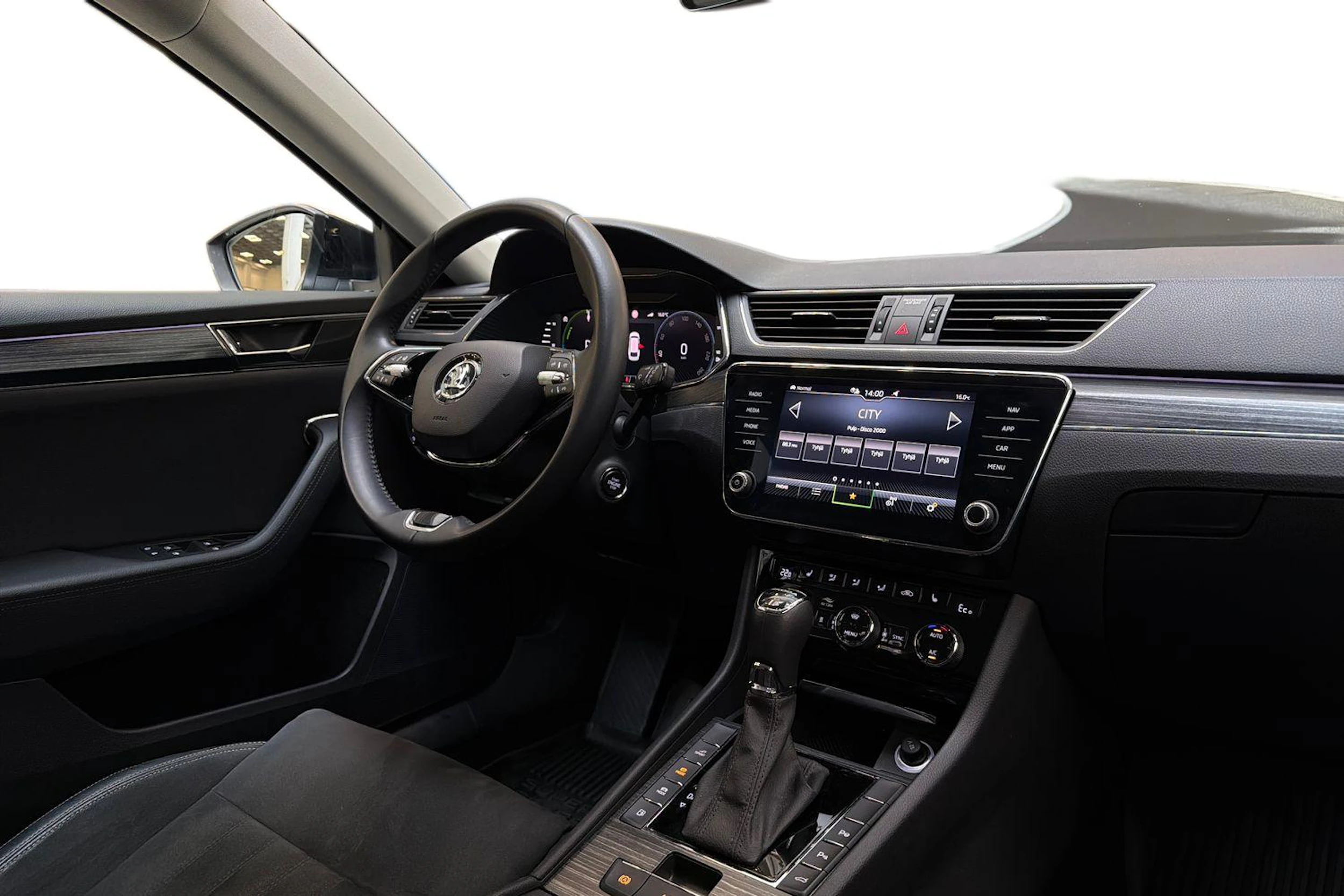met. musta Skoda Superb 2023 kuva 7.
