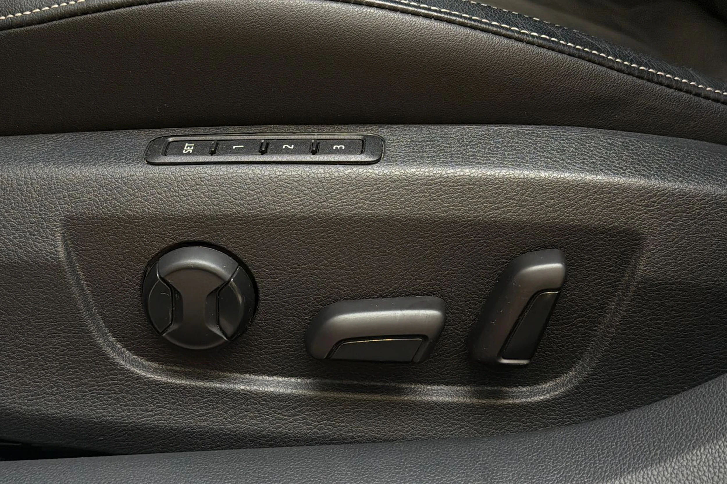 met. musta Skoda Superb 2023 kuva 12.