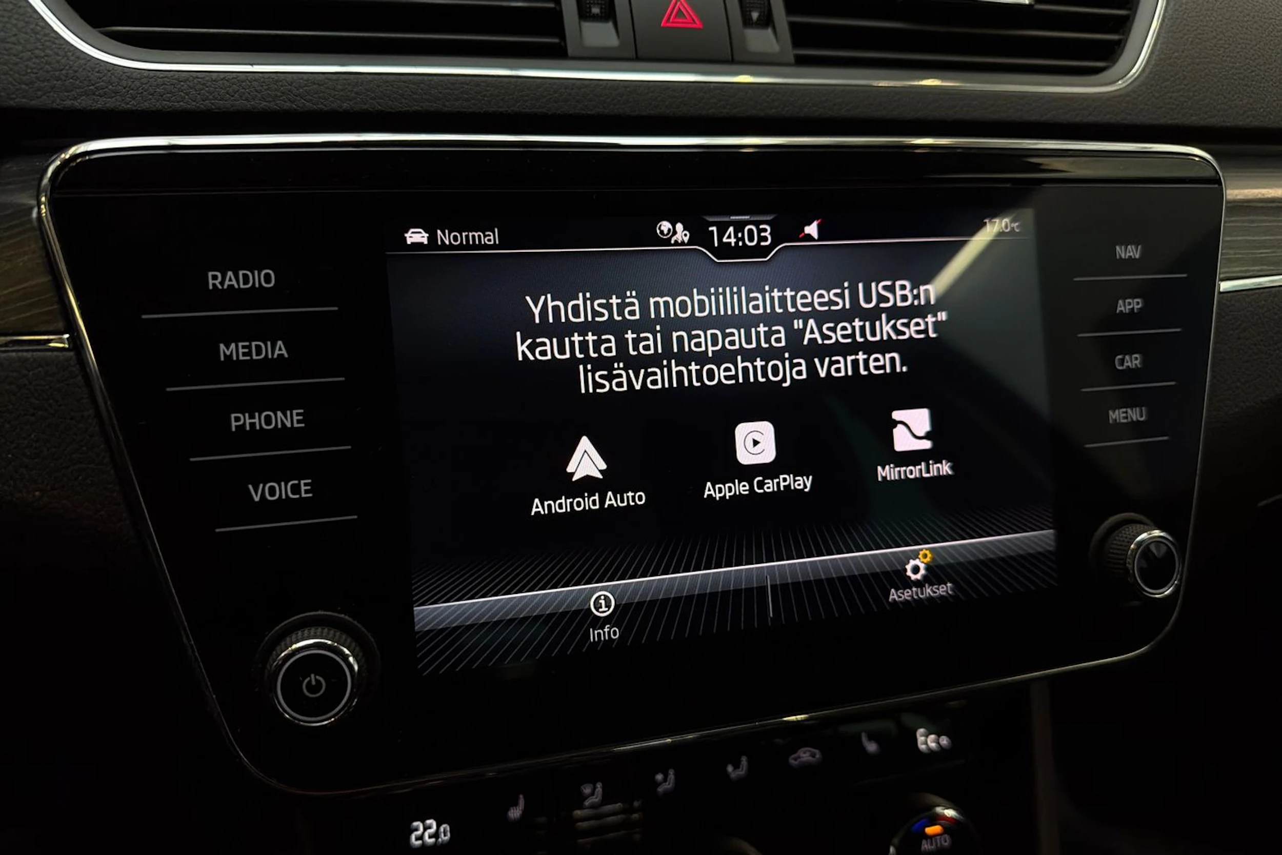 met. musta Skoda Superb 2023 kuva 20.