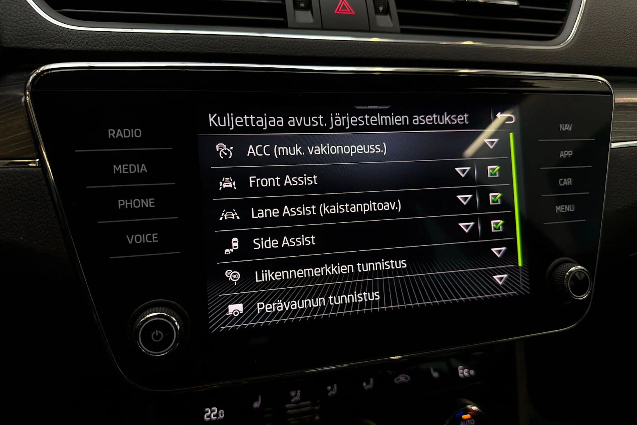 met. musta Skoda Superb 2023 kuva 22.