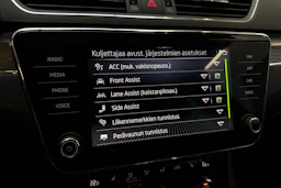 met. musta Skoda Superb 2023 kuva 22.