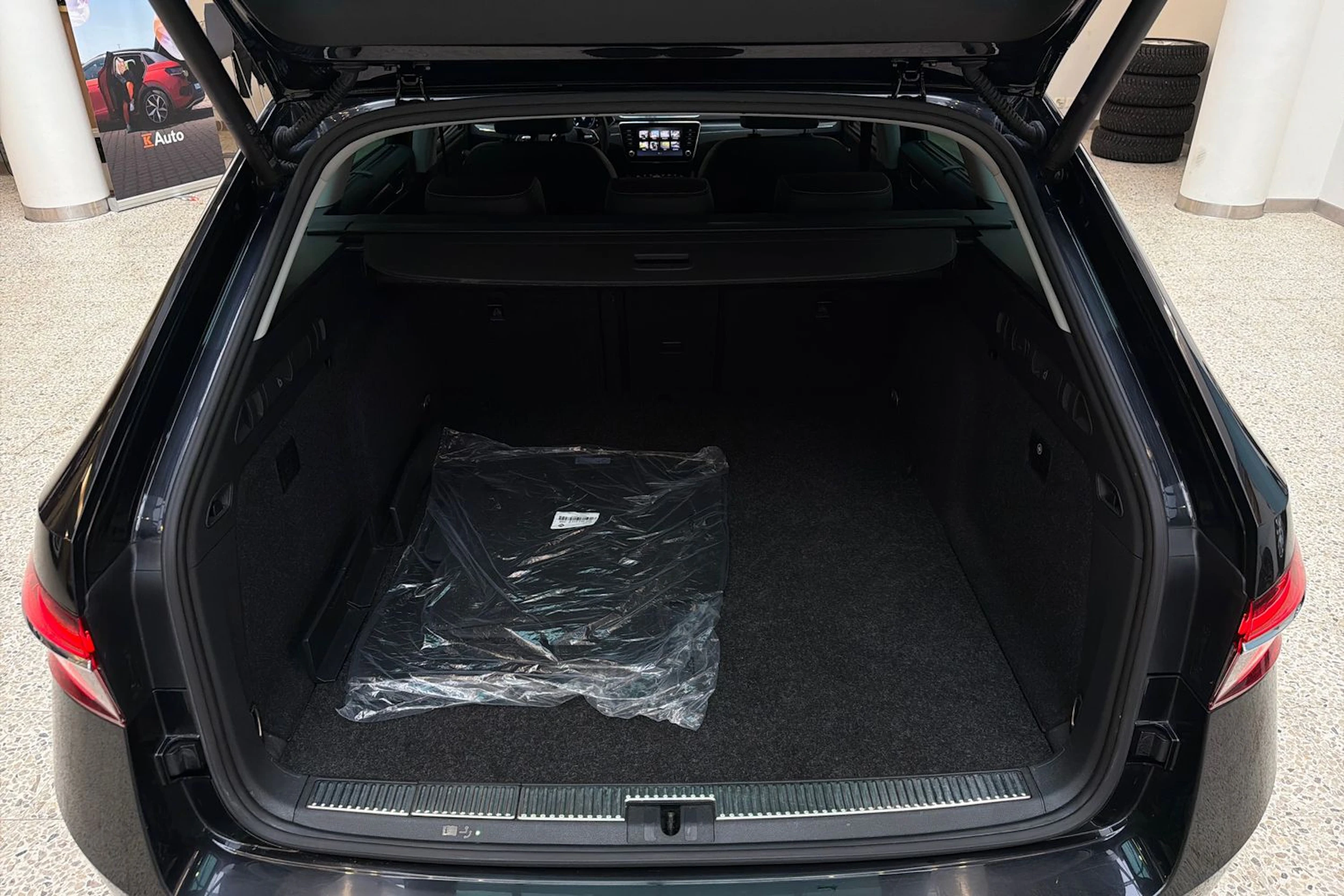 met. musta Skoda Superb 2023 kuva 28.