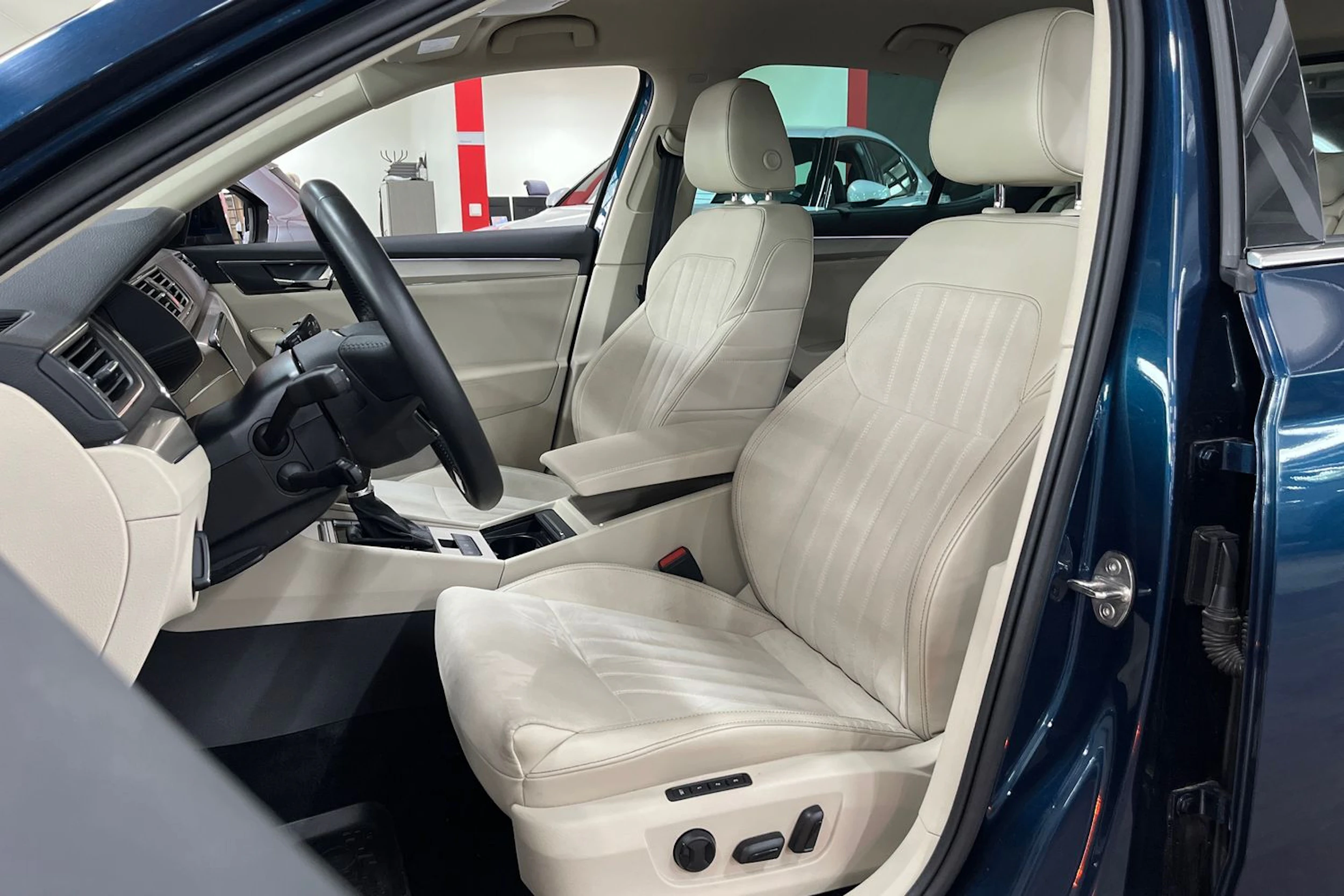 Sininen Skoda Superb 2024 kuva 22.