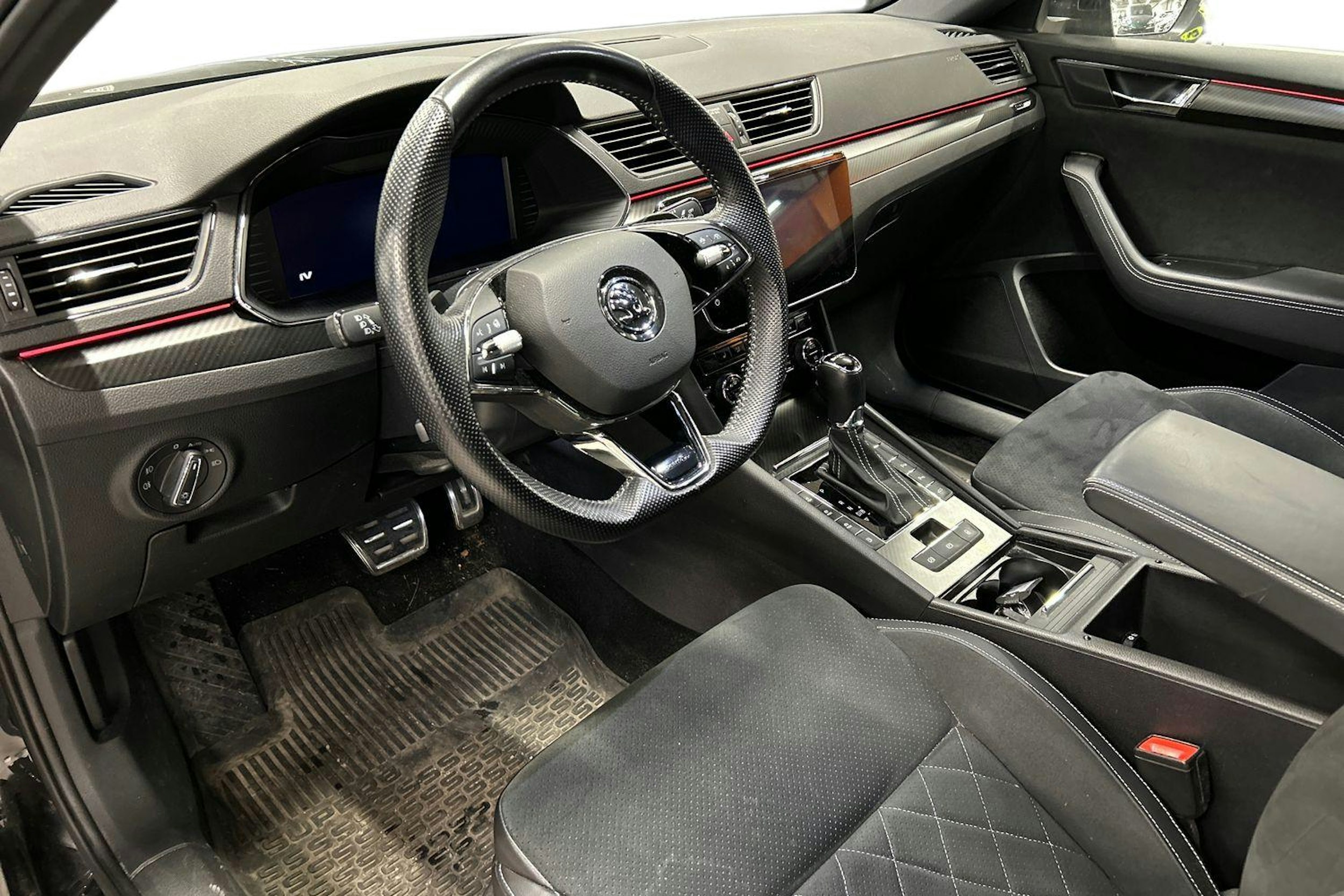 musta Skoda Superb 2024 kuva 3.