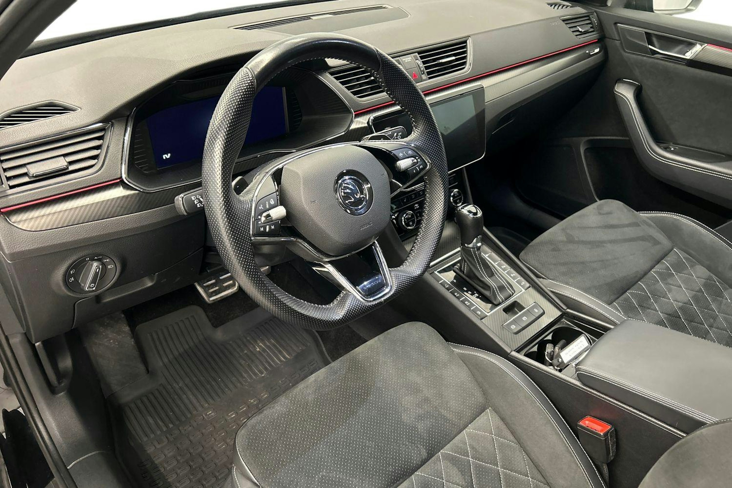 musta Skoda Superb 2024 kuva 7.