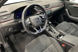 musta Skoda Superb 2024 kuva 7.