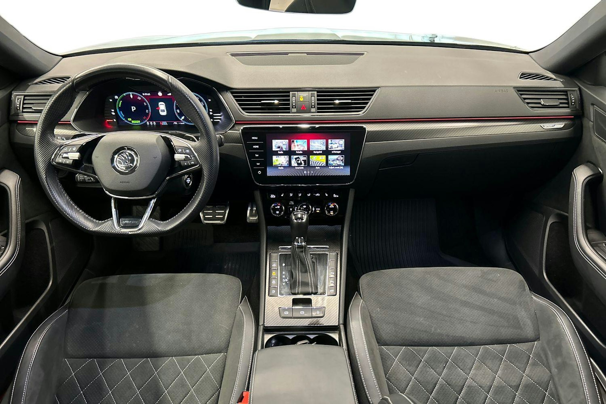 musta Skoda Superb 2024 kuva 9.