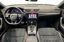 musta Skoda Superb 2024 kuva 9.