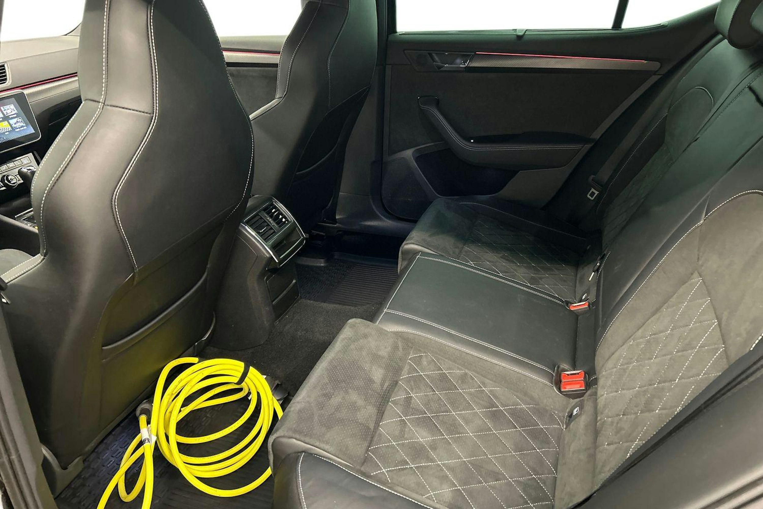 musta Skoda Superb 2024 kuva 10.