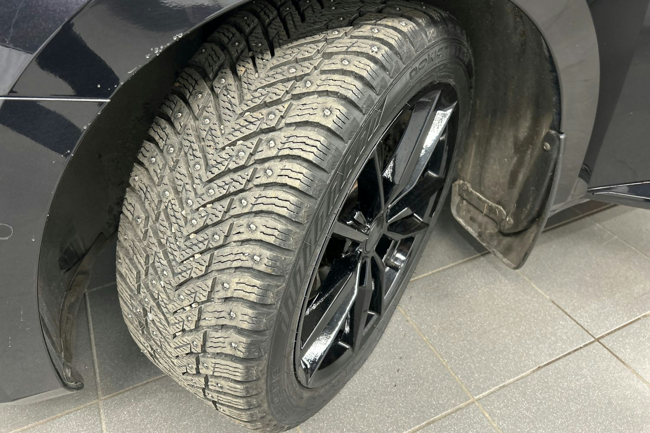 musta Skoda Superb 2024 kuva 13.