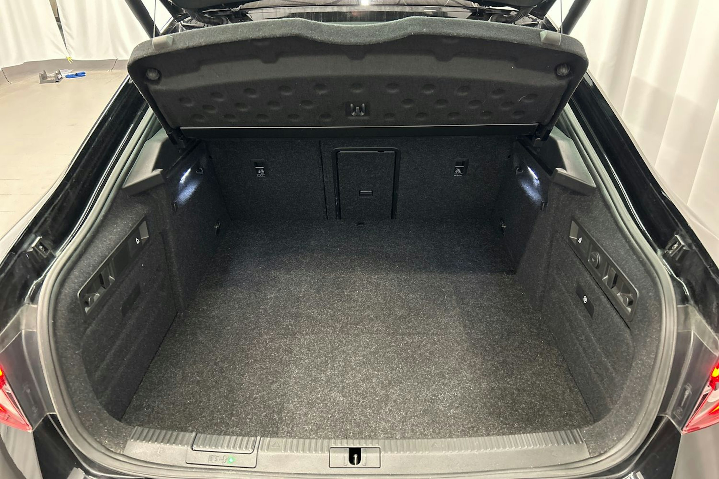 musta Skoda Superb 2024 kuva 14.