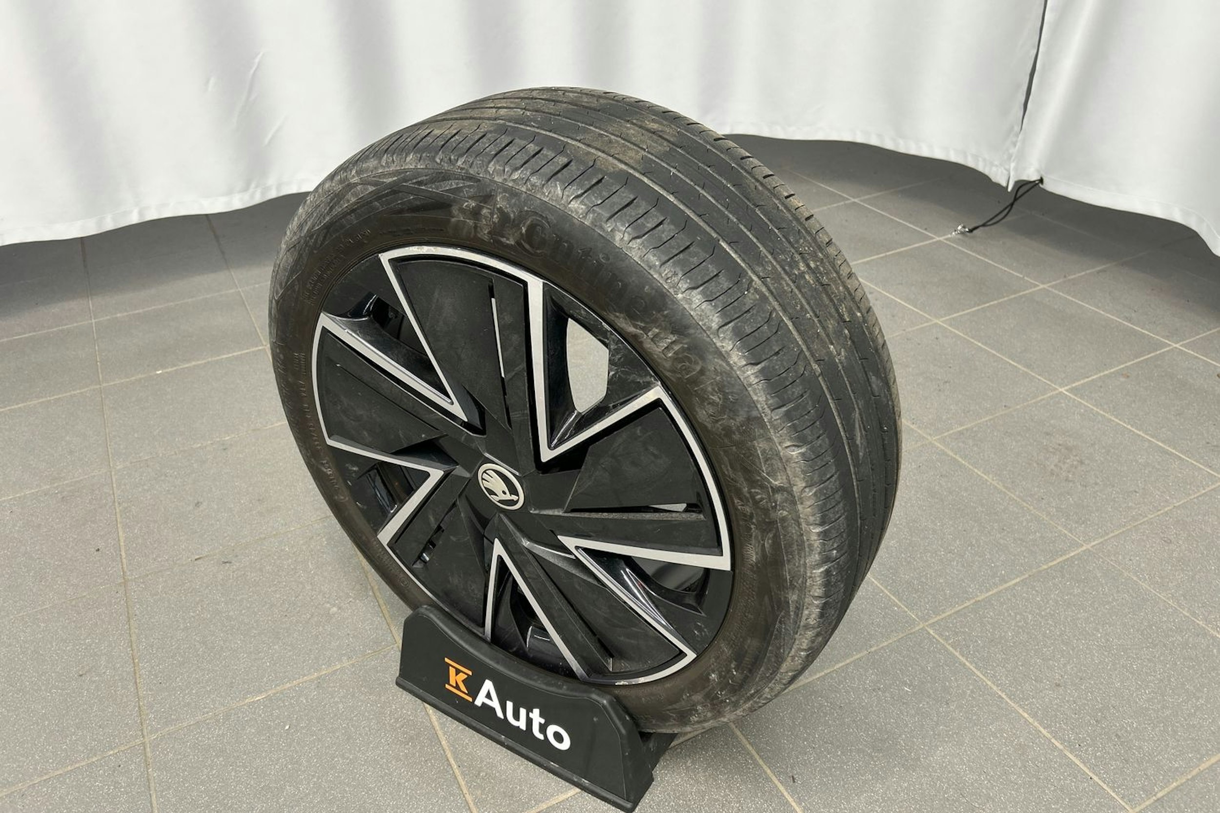 musta Skoda Superb 2024 kuva 18.