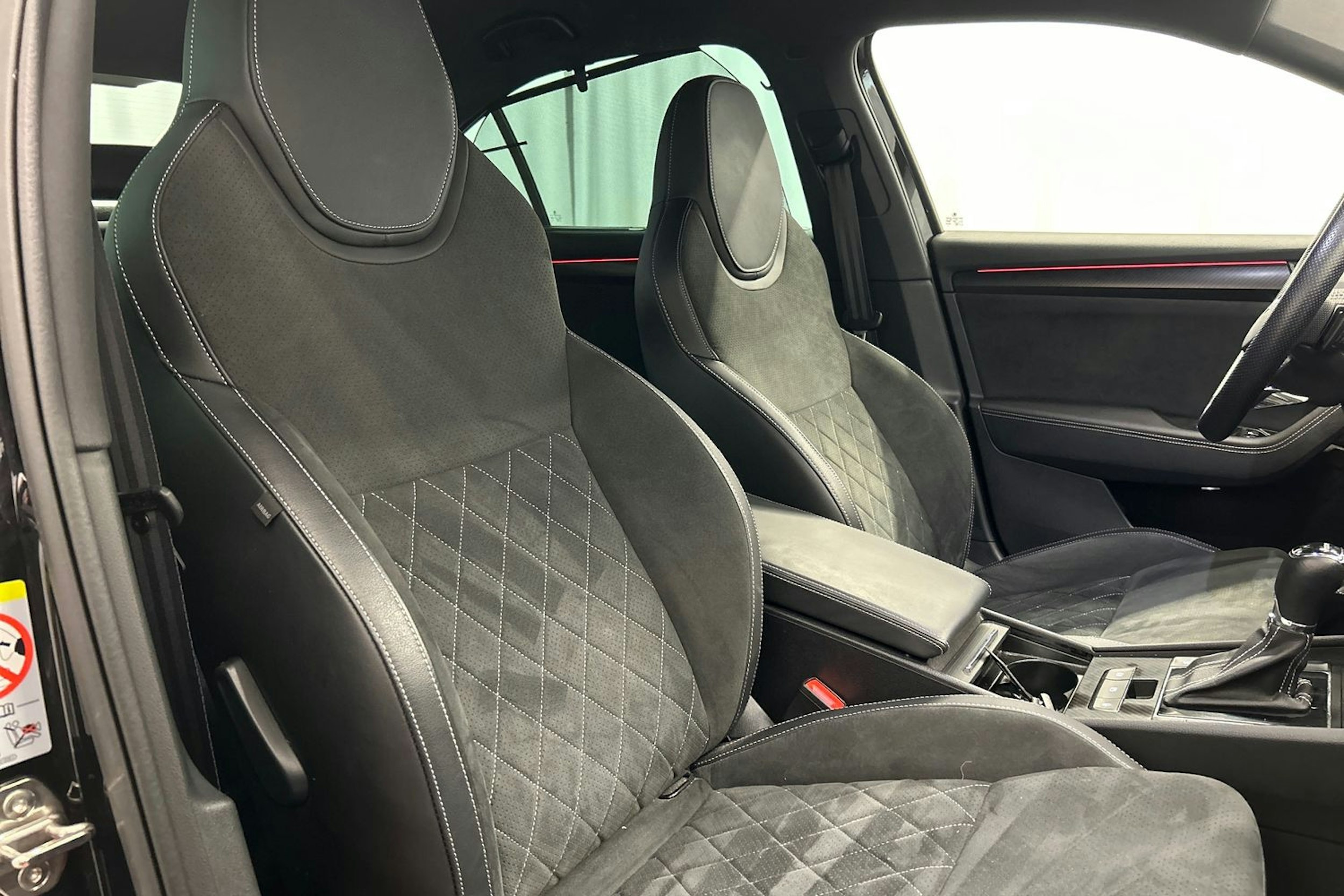 musta Skoda Superb 2024 kuva 20.