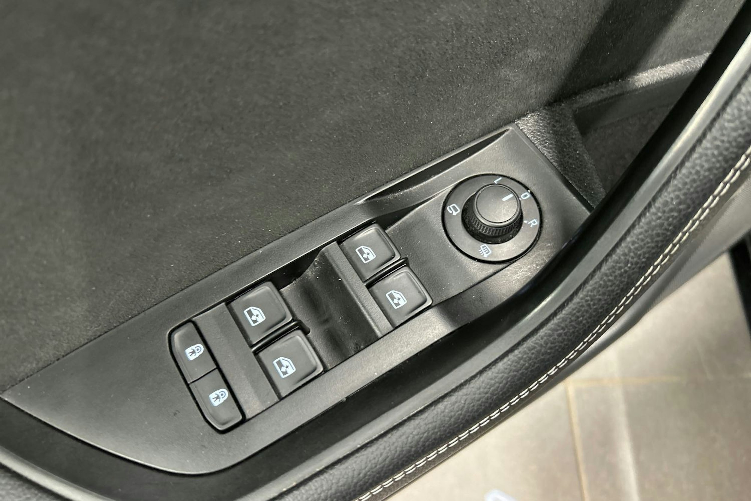 musta Skoda Superb 2024 kuva 21.