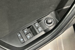 musta Skoda Superb 2024 kuva 21.