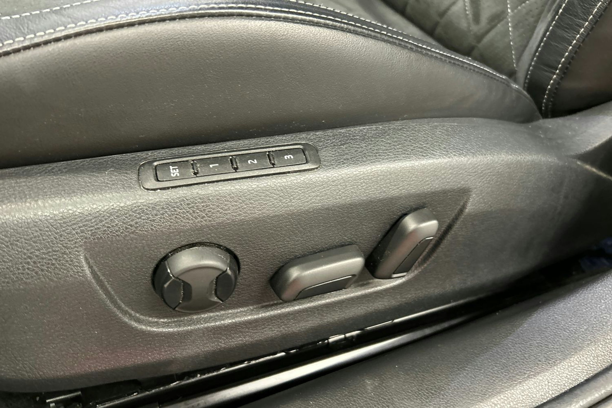 musta Skoda Superb 2024 kuva 22.