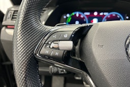 musta Skoda Superb 2024 kuva 24.