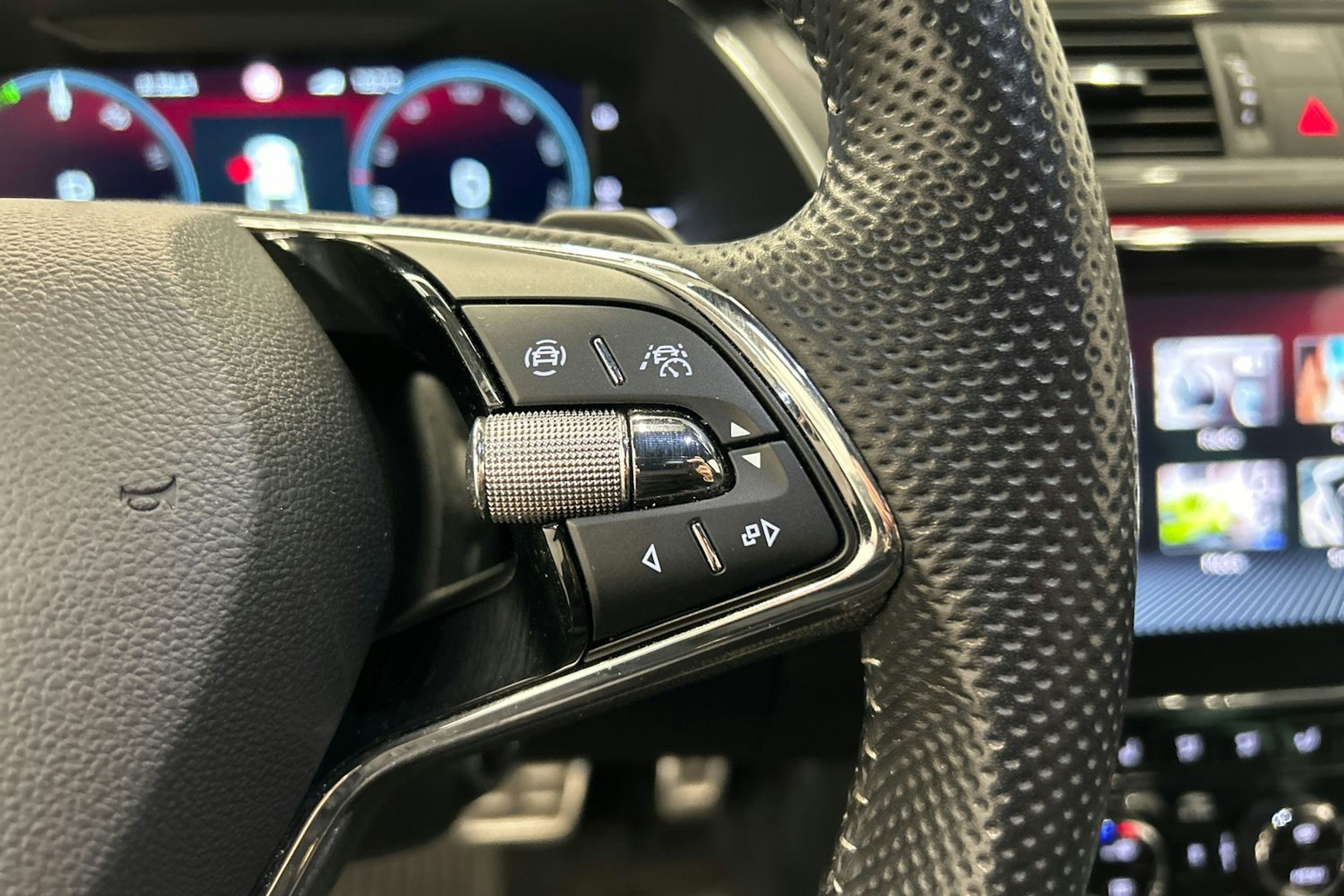 musta Skoda Superb 2024 kuva 25.