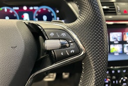 musta Skoda Superb 2024 kuva 25.