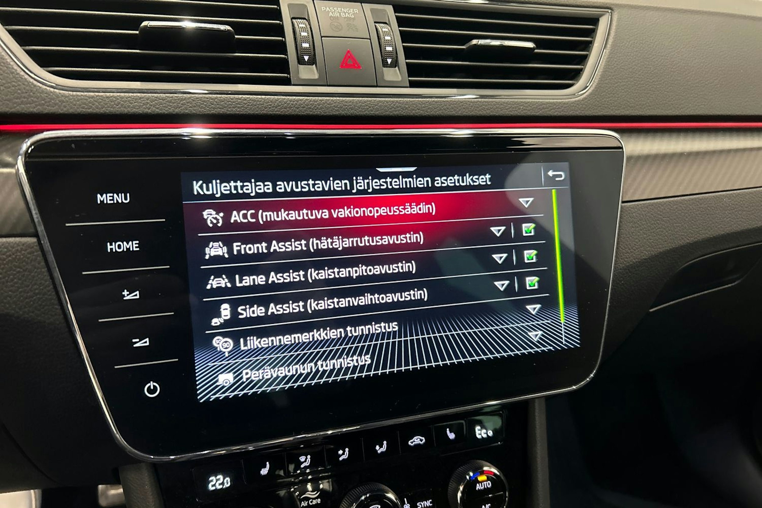 musta Skoda Superb 2024 kuva 29.