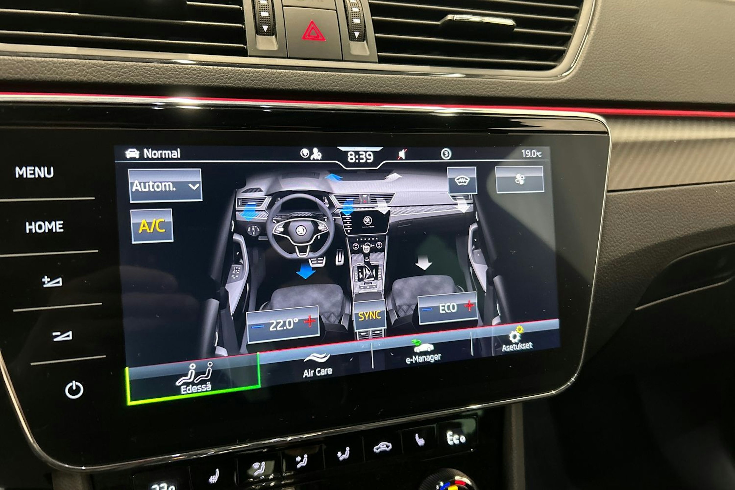 musta Skoda Superb 2024 kuva 30.