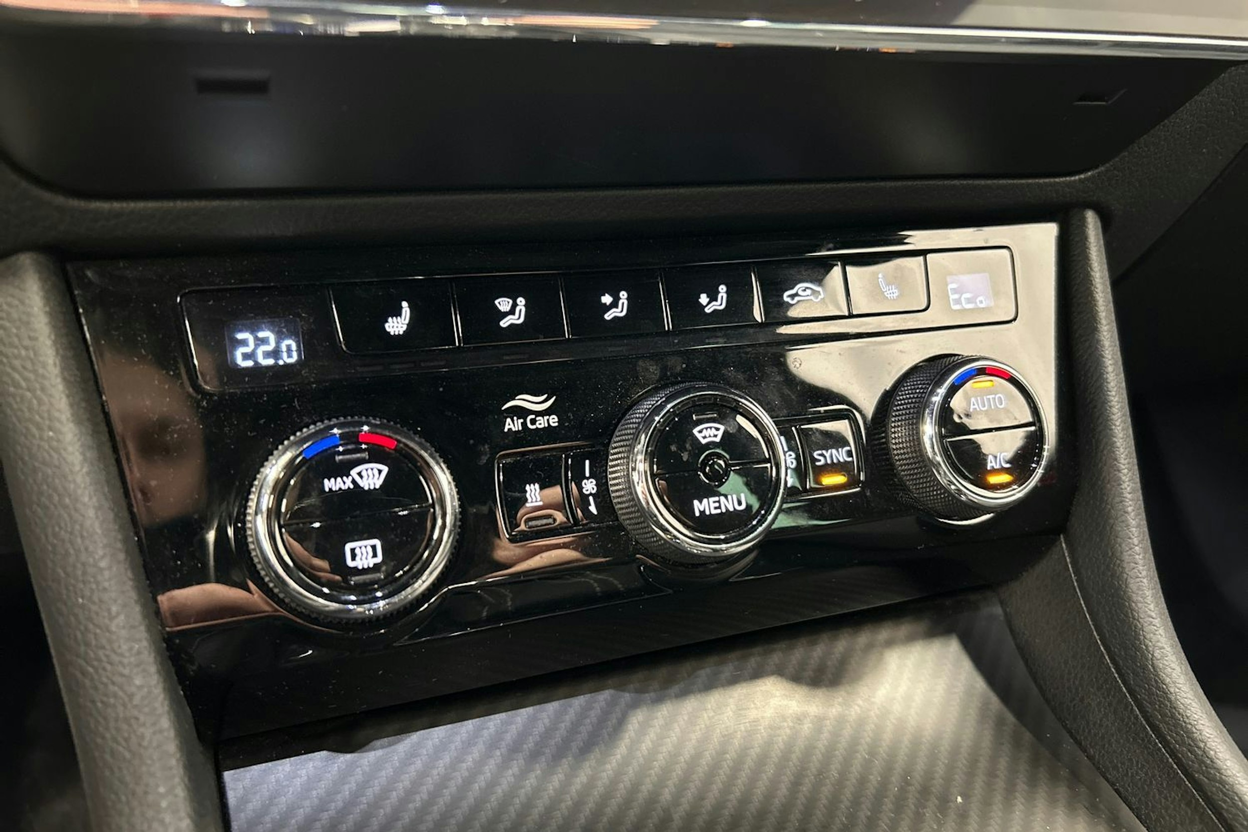 musta Skoda Superb 2024 kuva 31.