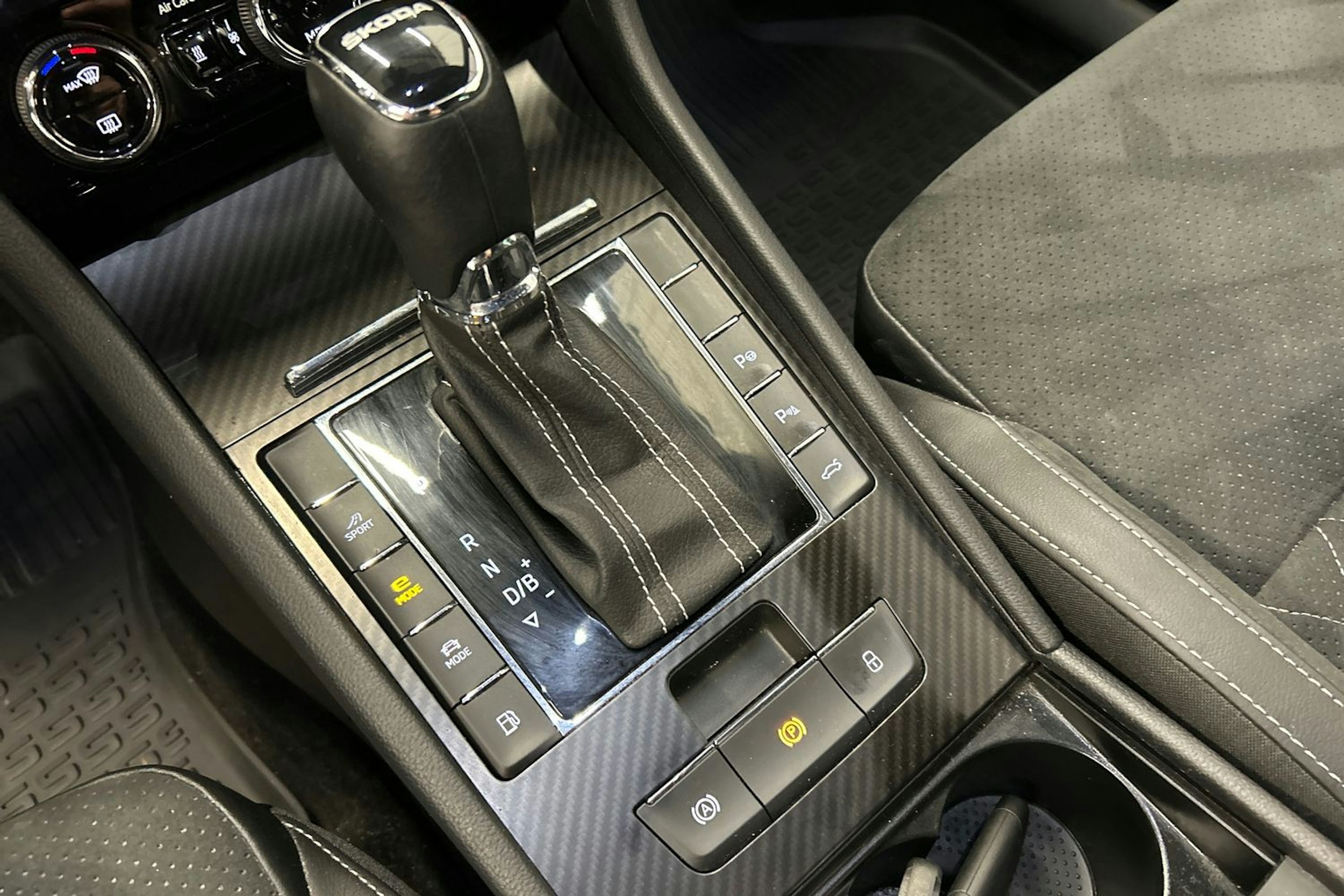 musta Skoda Superb 2024 kuva 32.