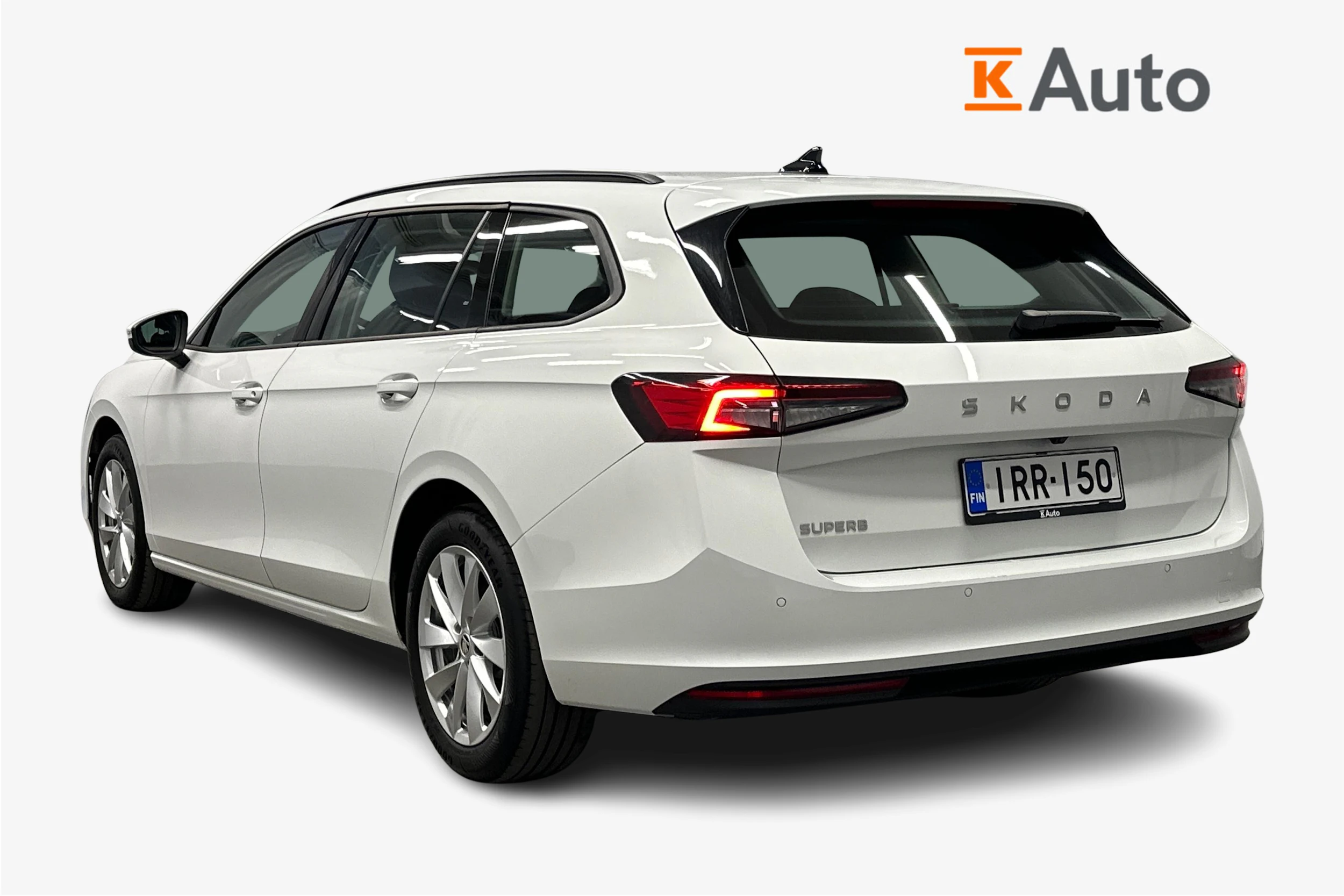 valkoinen Skoda Superb 2024 kuva 2.