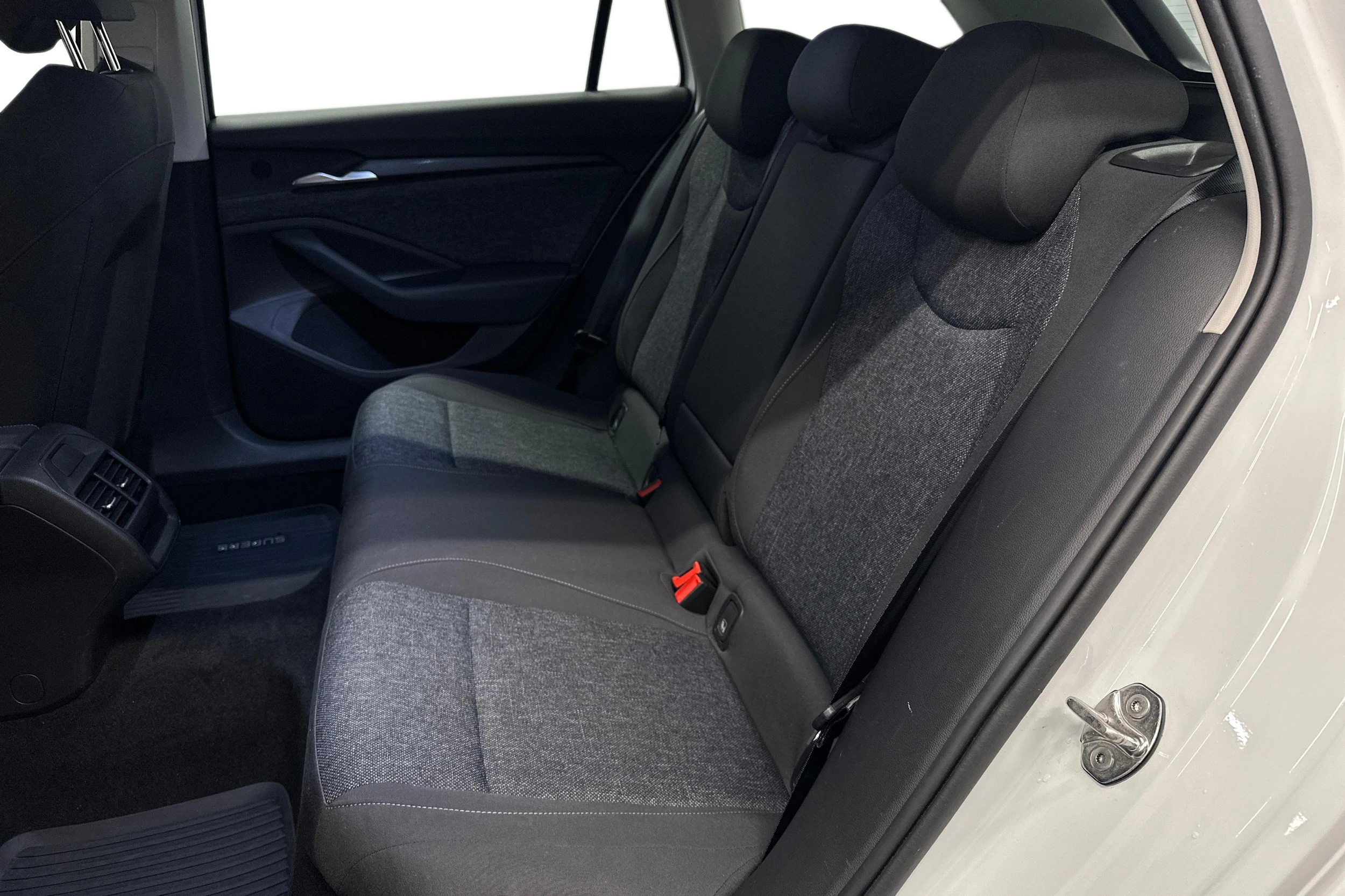 valkoinen Skoda Superb 2024 kuva 8.