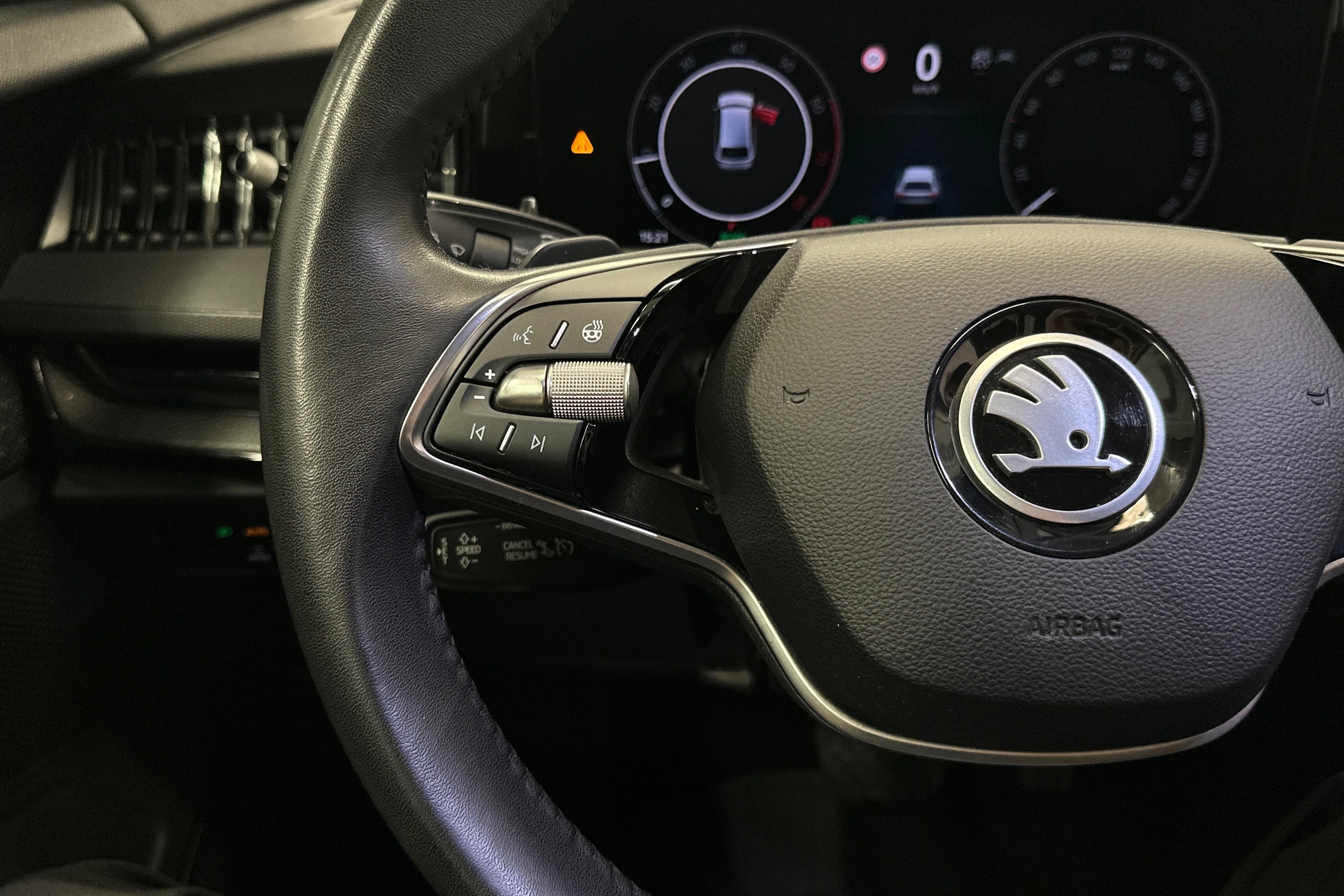valkoinen Skoda Superb 2024 kuva 11.